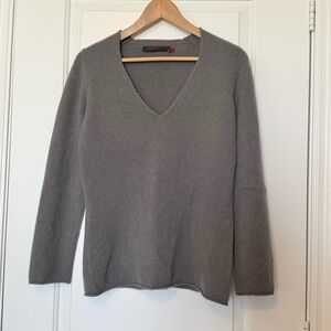 Incentive! Cashmere Gray V-Neck 100% Cashmere Sweater, Made in Italy, size Large